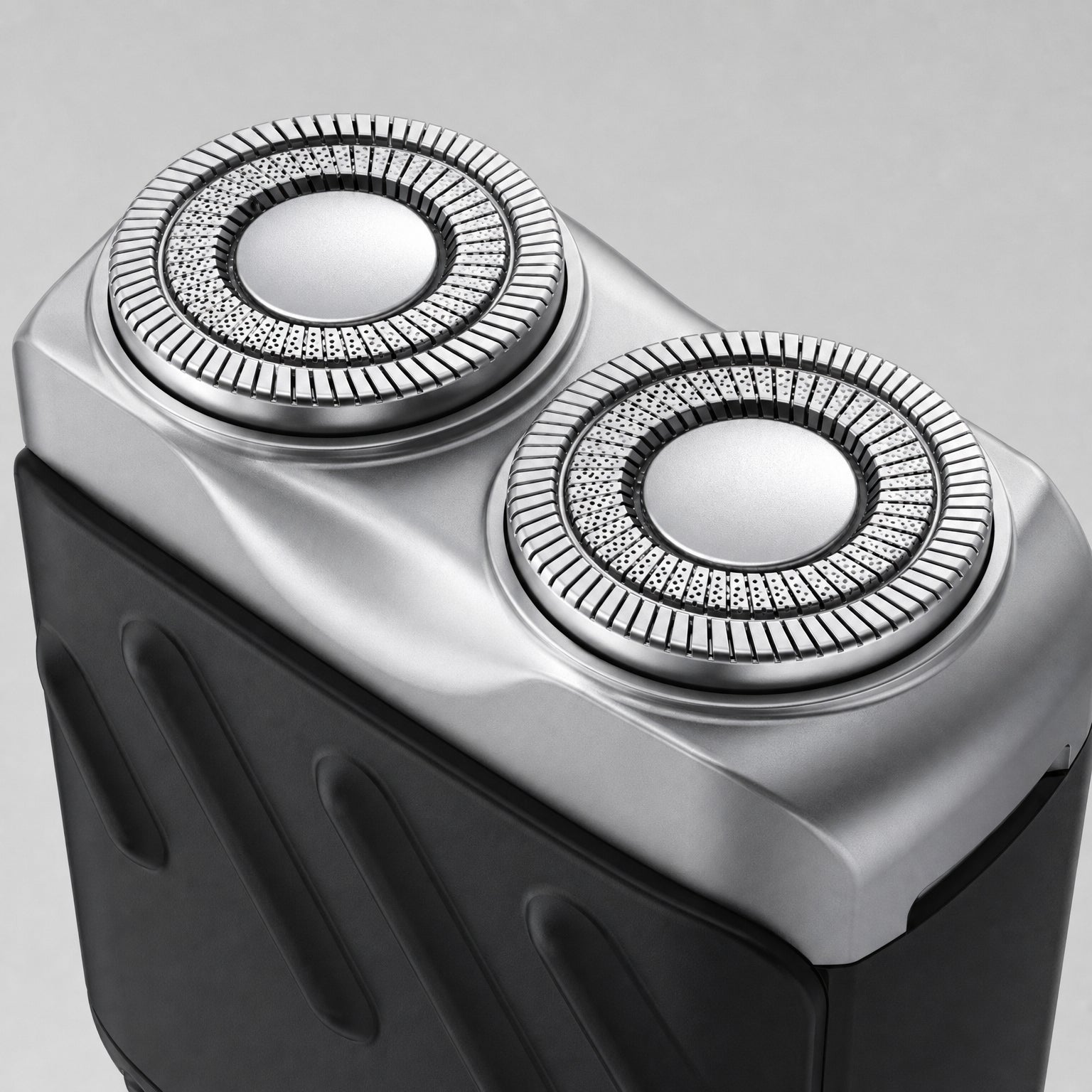 Rotary Electric Shaver for Men, Dual-Ring Blade Water-Resistant Grooming Razor, close-up of the dual rotary cutting heads