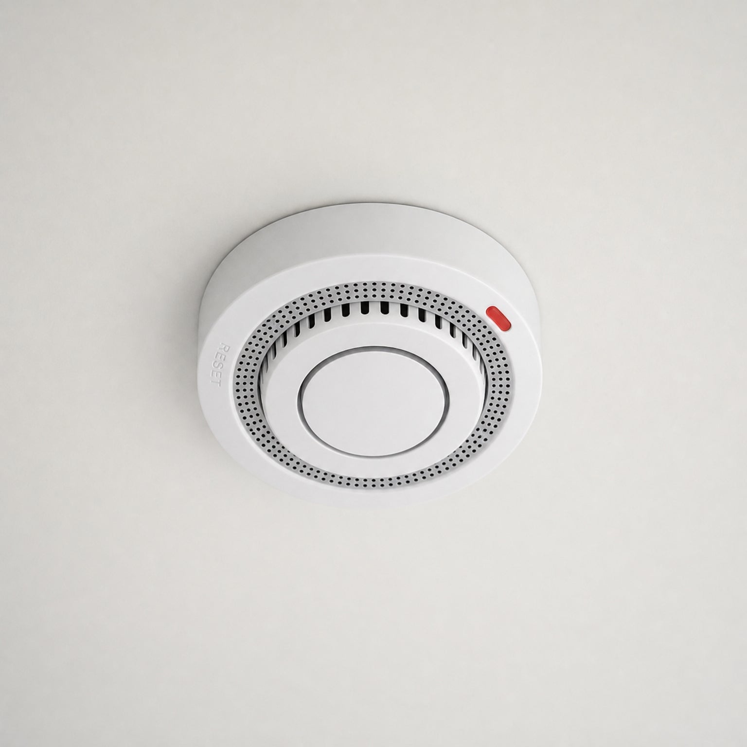Smart WiFi Smoke & Fire Alarm, 85dB Heat Detection Alert with App Notifications, mounted on a plain ceiling